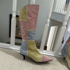 Vintage suede boots. Kitten heel. Multicolor patches